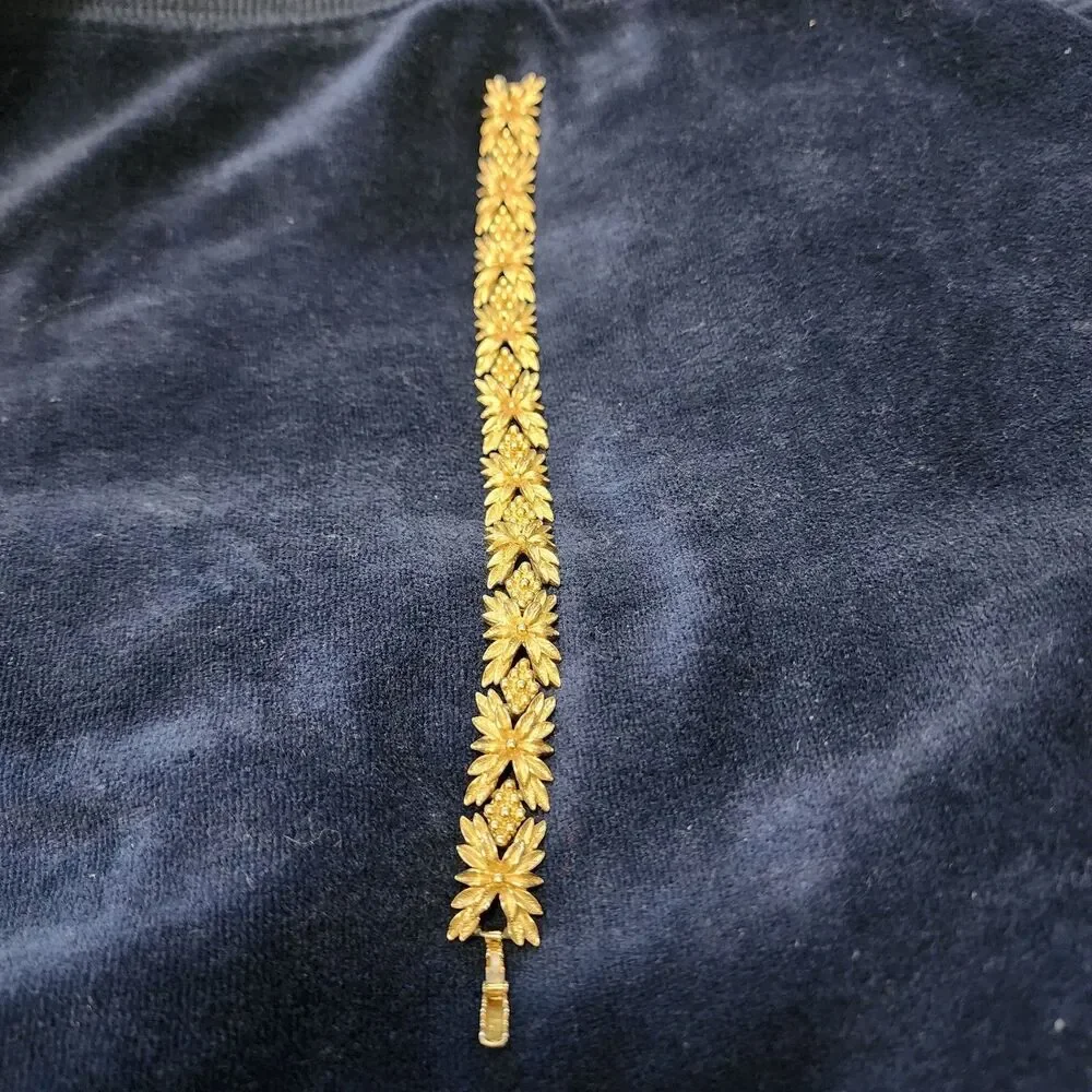 Sarah Coventry Vintage Bracelet Gold Tone Floral Leaves Textured Links